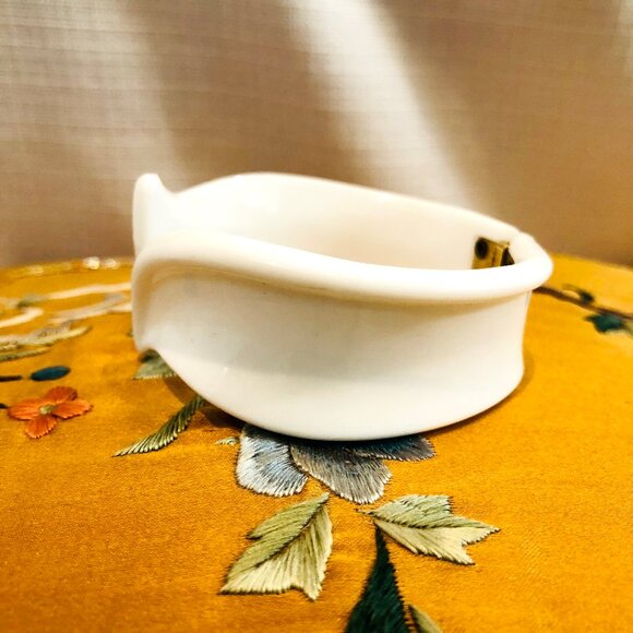 Vintage 1960s Trifari Clamp Bracelet in White Plastic - Picture 5 of 9